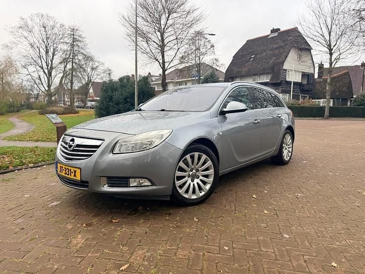 Grijs (metallic) Gebruikt 2010 Opel Insignia OPC Stationwagen | € 5.495 (Super prijs) - Afbeelding 1/4