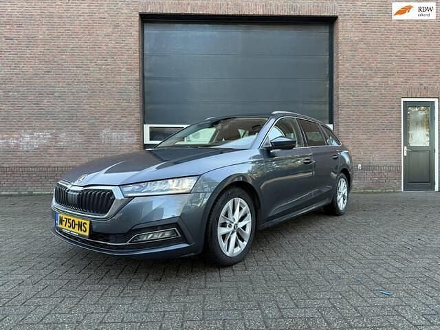 Grijs Occasion 2021 Skoda Octavia Stationwagen | € 13.600 (Super prijs) - Afbeelding 1/4