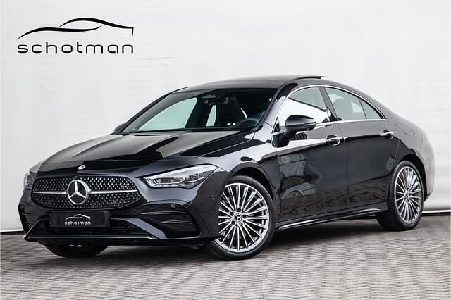 Zwart Gebruikt 2025 Mercedes CLA250 Premium Sedan | € 44.500 (Eerlijke prijs) - Afbeelding 1/4
