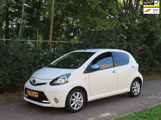 Wit Gebruikt 2014 Toyota Aygo Hatchback | € 5.450 (Eerlijke prijs) - Afbeelding 1/4