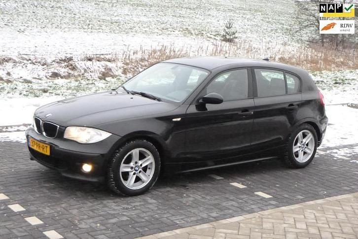 Zwart (metallic) Occasion 2004 BMW 116 Hatchback | € 749 (Goede deal) - Afbeelding 1/4
