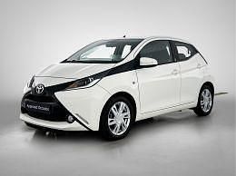 Wit Occasion 2018 Toyota Aygo X-play Hatchback | € 14.950 (Duur) - Afbeelding 1/4