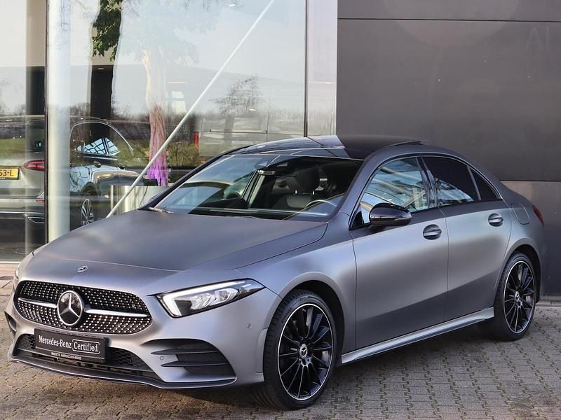 Grijs Occasion 2022 Mercedes A250 AMG line Sedan | € 34.999 (Duur) - Afbeelding 1/4