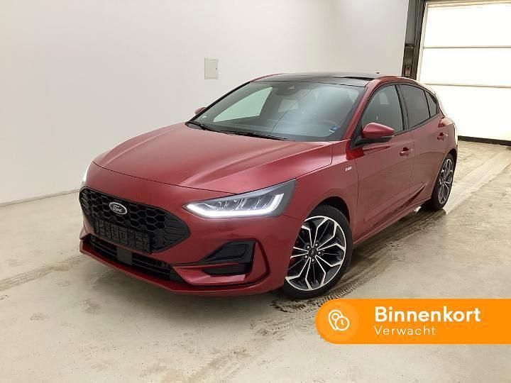 Rood (metallic) Occasion 2024 Ford Focus ST-Line X Hatchback | € 30.895 (Iets duurder) - Afbeelding 1/4
