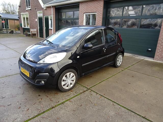 Zwart Gebruikt 2013 Peugeot 107 Active Hatchback | € 3.950 (Eerlijke prijs) - Afbeelding 1/4