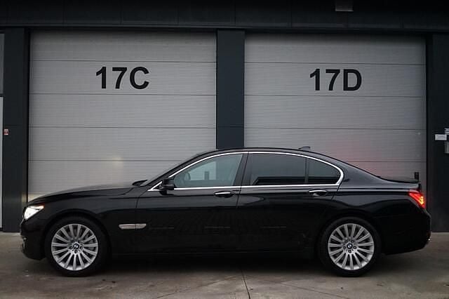 Zwart Gebruikt 2013 BMW 750 Executive Sedan | € 25.900 - Afbeelding 1/4