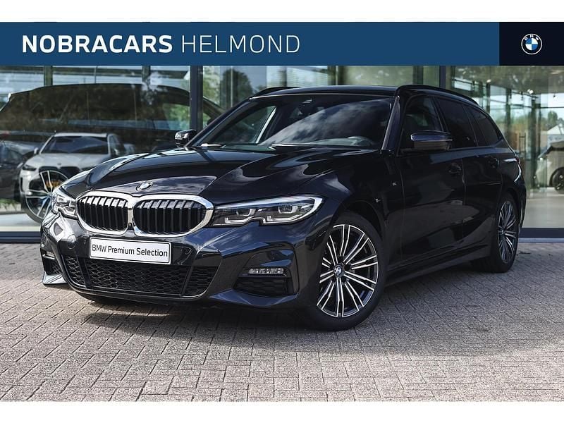 Saphirschwarz (donker zwart metallic) Gebruikt 2021 BMW 320 Comfort Edition Stationwagen | € 36.750 (Eerlijke prijs) - Afbeelding 1/4