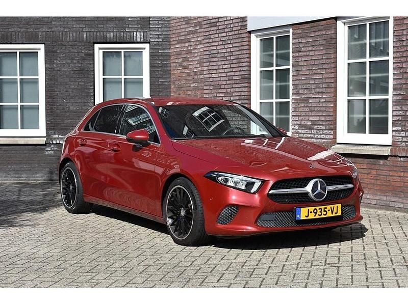 Rood Gebruikt 2020 Mercedes A180 Business Hatchback | € 20.950 (Super prijs) - Afbeelding 1/4
