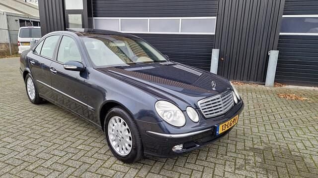 Zwart (metallic) Gebruikt 2003 Mercedes E320 Avantgarde Sedan | € 7.999 (Eerlijke prijs) - Afbeelding 1/4