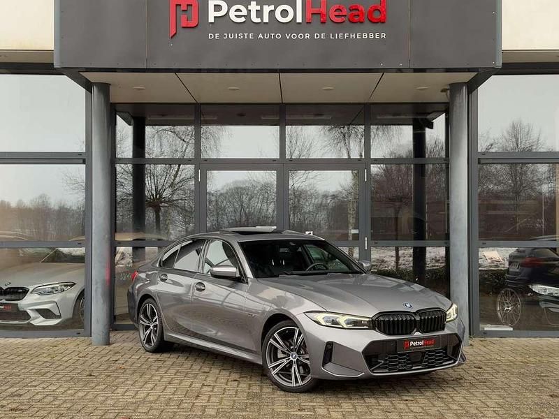 Grijs (metallic) Occasion 2023 BMW 320e M Sport Sedan | € 39.450 (Eerlijke prijs) - Afbeelding 1/4