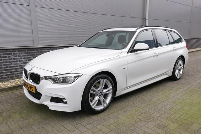Wit Occasion 2017 BMW 320 M Sport Stationwagen | € 17.750 (Eerlijke prijs) - Afbeelding 1/3
