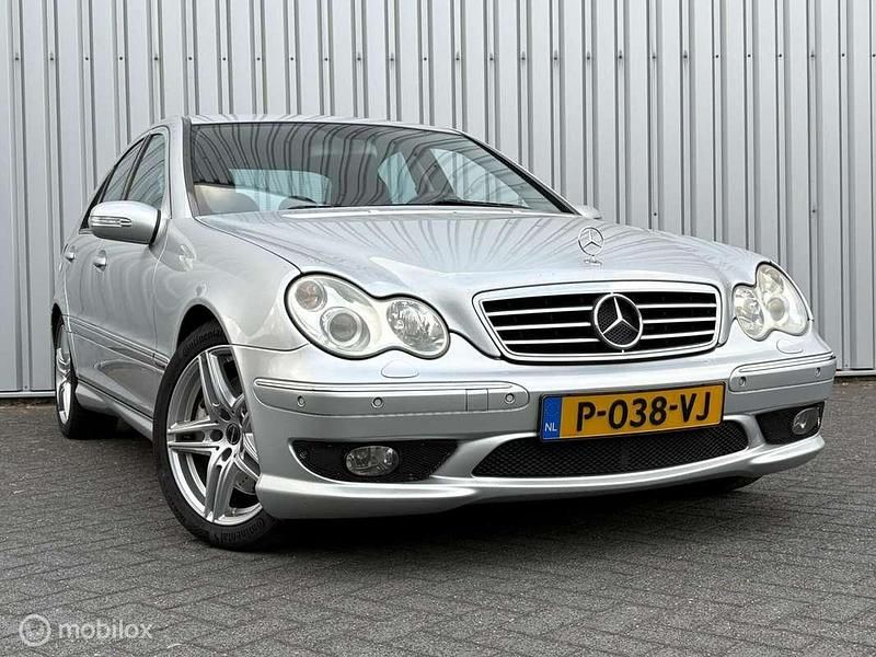 Grijs Gebruikt 2005 Mercedes C230 AMG Sedan | € 8.995 (Duur) - Afbeelding 1/3