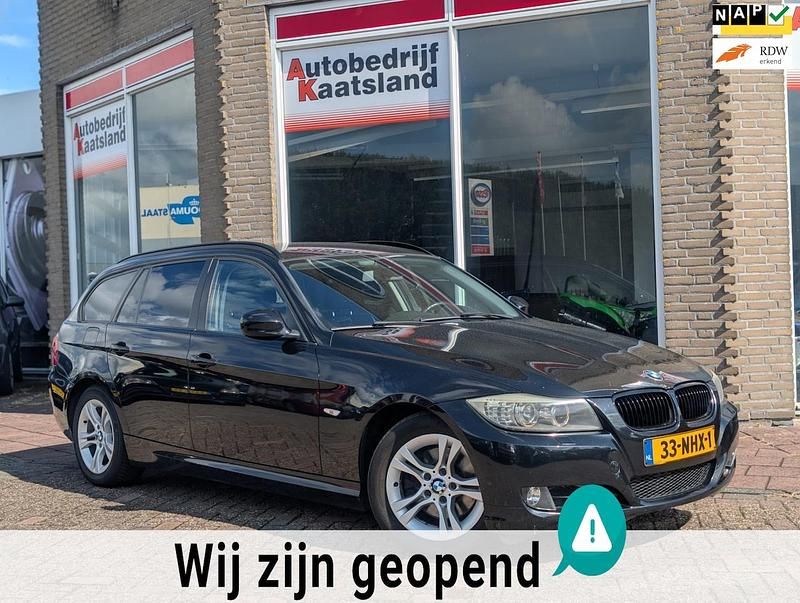 Zwart (metallic) Gebruikt 2010 BMW 318 Stationwagen | € 2.998 (Eerlijke prijs) - Afbeelding 1/4