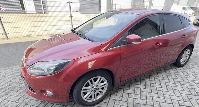 Rood Gebruikt 2012 Ford Focus Titanium Hatchback | € 2.950 (Goede deal) - Afbeelding 1/4