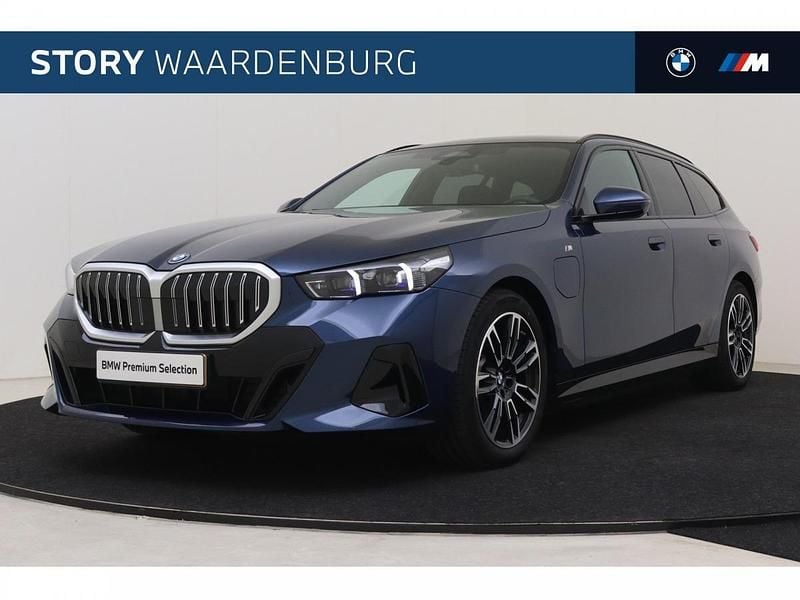 Phytonicblau (blauw metallic) Gebruikt 2025 BMW 530e Shadowline Stationwagen | € 67.495 - Afbeelding 1/4