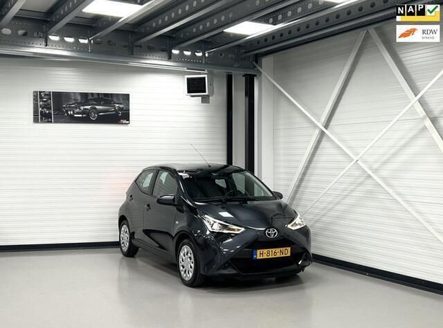 Grijs Gebruikt 2020 Toyota Aygo X-play Hatchback | € 10.750 (Eerlijke prijs) - Afbeelding 1/4