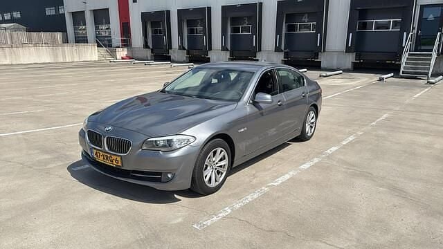 Grijs Gebruikt 2012 BMW 520 Executive Sedan | € 13.950 (Eerlijke prijs) - Afbeelding 1/4