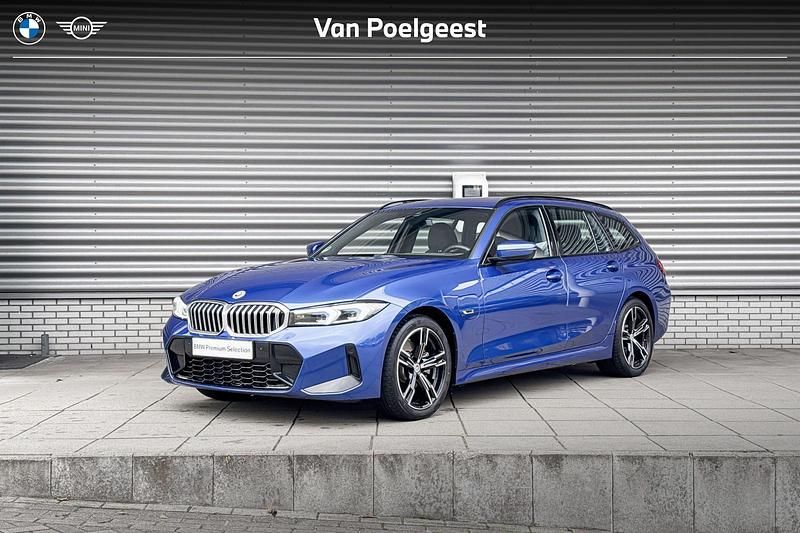 Blauw Gebruikt 2023 BMW 330e M Sport Stationwagen | € 43.900 (Eerlijke prijs) - Afbeelding 1/4