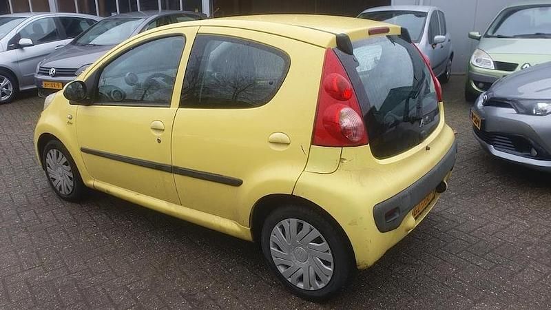 Occasion Peugeot 107 68 PK (50 kW) 2005 Geel Hatchback