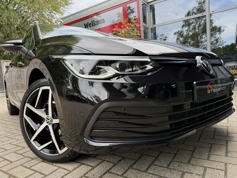Zwart Gebruikt 2021 VW Golf VIII Business Hatchback | € 26.950 (Iets duurder) - Afbeelding 1/4