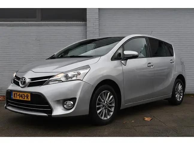 Grijs Gebruikt 2016 Toyota Verso Limited MPV | € 15.999 (Eerlijke prijs) - Afbeelding 1/4