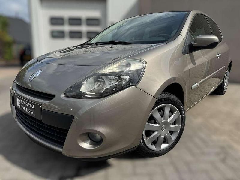 Beige Gebruikt 2010 Renault Clio II Authentique Hatchback | € 4.750 (Duur) - Afbeelding 1/4