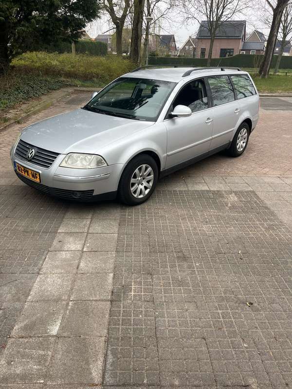 Grijs Gebruikt 2004 VW Passat Stationwagen | € 1.350 (Eerlijke prijs) - Afbeelding 1/4