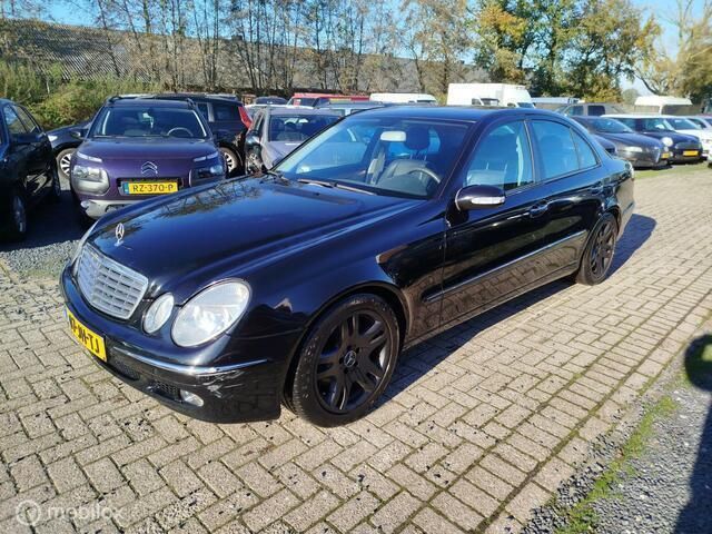Zwart Gebruikt 2002 Mercedes E320 Elegance Sedan | € 3.299 - Afbeelding 1/4