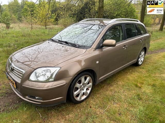 Bruin Gebruikt 2004 Toyota Avensis Executive Stationwagen | € 2.350 (Eerlijke prijs) - Afbeelding 1/4