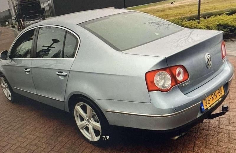 Blauw Gebruikt 2005 VW Passat Highline Sedan | € 2.000 (Eerlijke prijs) - Afbeelding 1/4