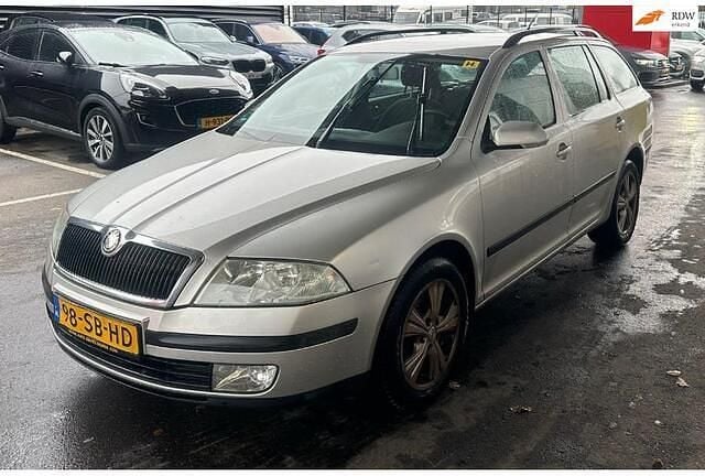 Grijs (metallic) Gebruikt 2006 Skoda Octavia Ambiente Stationwagen | € 1.899 (Eerlijke prijs) - Afbeelding 1/4