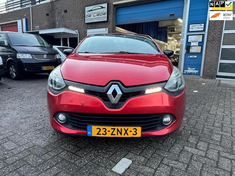 Rood Occasion 2013 Renault Clio IV Collection Hatchback | € 3.750 (Eerlijke prijs) - Afbeelding 1/4