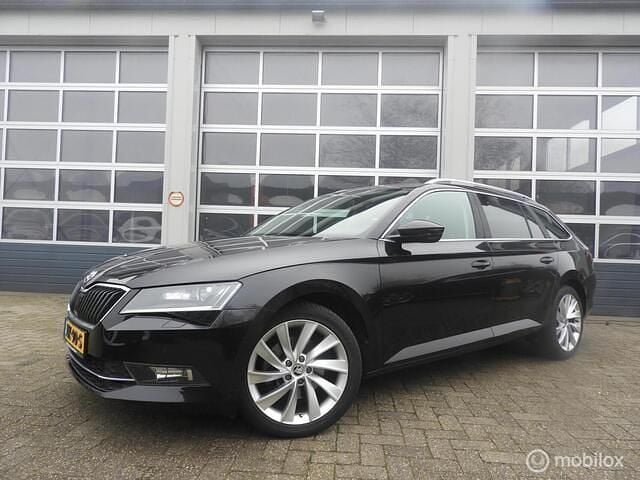 Zwart Gebruikt 2016 Skoda Superb Business Line Stationwagen | € 17.950 (Eerlijke prijs) - Afbeelding 1/4