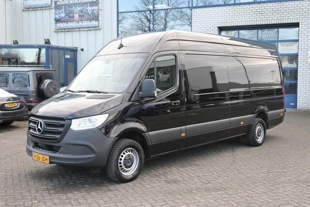 Zwart Gebruikt 2023 Mercedes Sprinter Van | € 31.950 (Goede deal) - Afbeelding 1/4