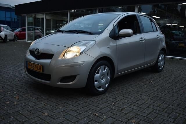 Geel Gebruikt 2010 Toyota Yaris Hatchback | € 4.750 (Eerlijke prijs) - Afbeelding 1/4