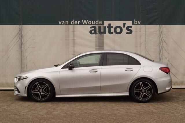 Grijs, metallic lak Gebruikt 2020 Mercedes A180 Business Sedan | € 24.900 (Goede deal) - Afbeelding 1/4