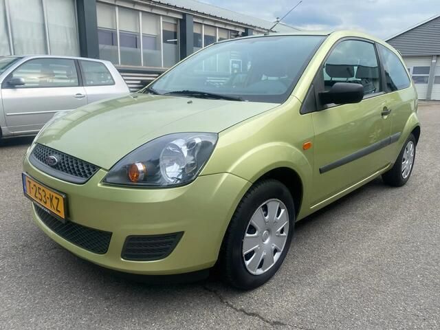 Groen, metallic lak Gebruikt 2007 Ford Fiesta Style Hatchback | € 2.750 (Iets duurder) - Afbeelding 1/4