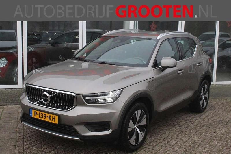 Grijs (metallic) Gebruikt 2022 Volvo XC40 Inscription SUV | € 19.988 (Super prijs) - Afbeelding 1/4