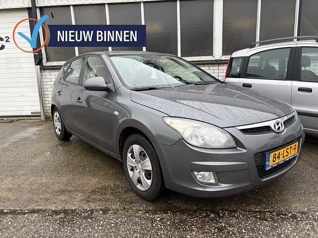 Grijs (metallic) Occasion 2010 Hyundai i30 Dynamiq Hatchback | € 4.450 (Eerlijke prijs) - Afbeelding 1/4