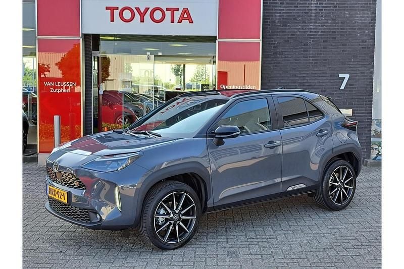 Grijs Nieuw 2025 Toyota Yaris Hybrid Sport SUV | € 38.289 (Iets duurder) - Afbeelding 1/1
