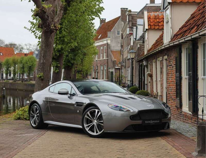Grijs, metallic lak Gebruikt 2014 Aston Martin V12 Vantage Coupé | € 134.950 - Afbeelding 1/4