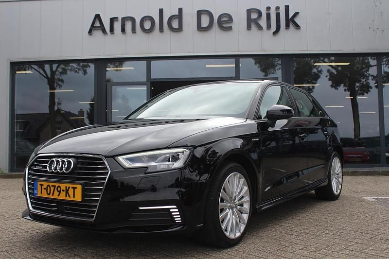 Zwart Gebruikt 2017 Audi A3 Sportback e-tron Sport Sedan | € 19.950 (Iets duurder) - Afbeelding 1/4