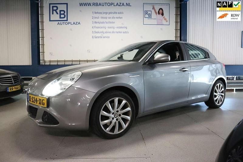 Grijs Gebruikt 2013 Alfa Romeo Giulietta Distinctive Hatchback | € 6.950 (Super prijs) - Afbeelding 1/4