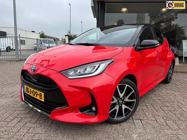 Rood Gebruikt 2022 Toyota Yaris Executive Hatchback | € 23.495 (Goede deal) - Afbeelding 1/4