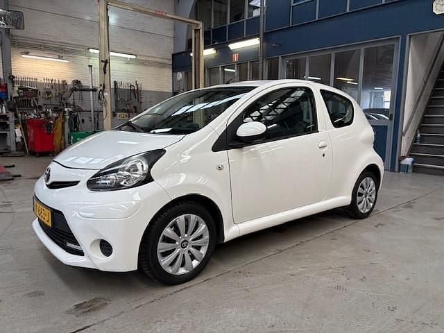 Wit Occasion 2014 Toyota Aygo Comfort Hatchback | € 4.250 (Eerlijke prijs) - Afbeelding 1/4