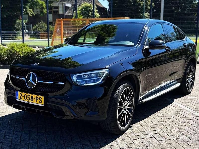 Zwart Gebruikt 2020 Mercedes GLC300e AMG Coupé | € 54.240 (Duur) - Afbeelding 1/4