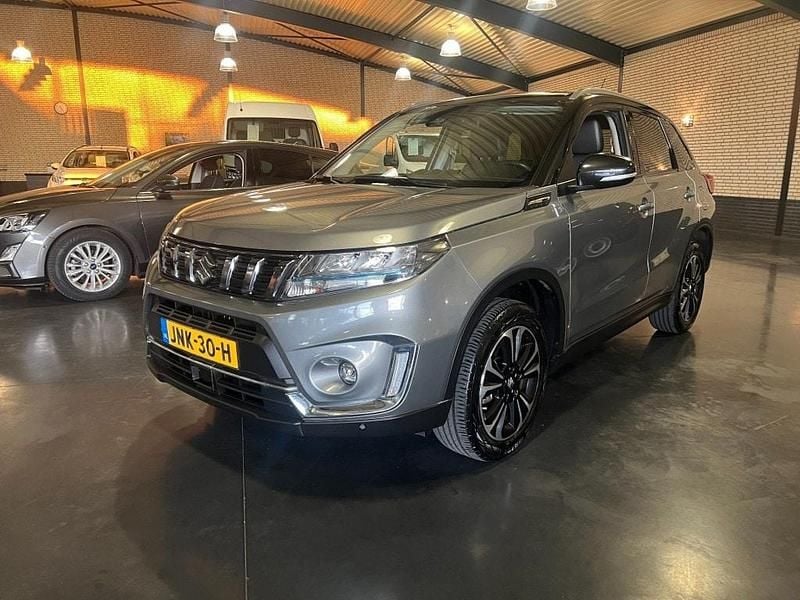 Grijs Gebruikt 2023 Suzuki Vitara SUV | € 25.950 (Eerlijke prijs) - Afbeelding 1/4