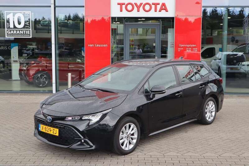 Zwart Gebruikt 2024 Toyota Corolla Active Stationwagen | € 27.900 (Eerlijke prijs) - Afbeelding 1/4