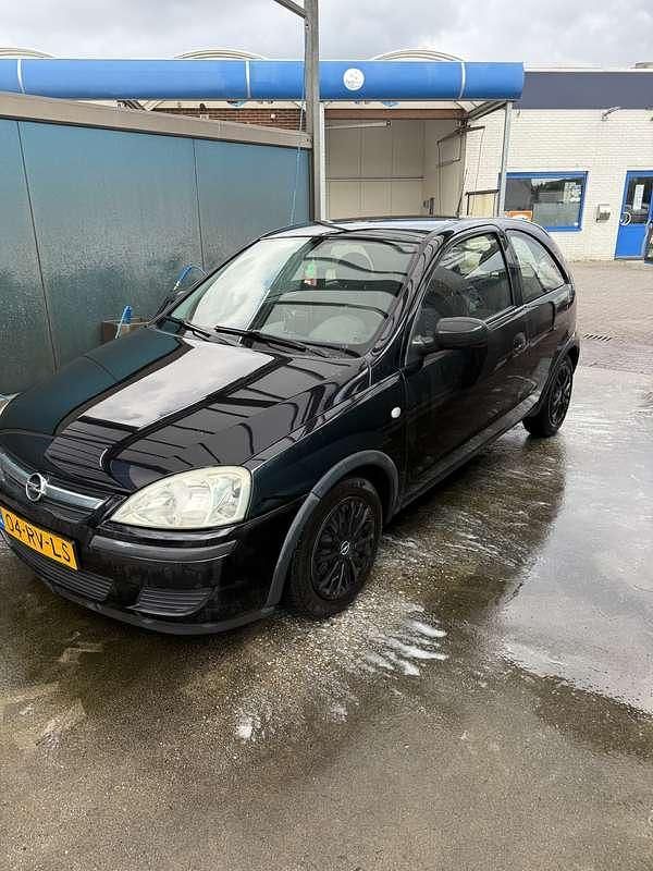 Zwart Gebruikt 2005 Opel Corsa Essentia Hatchback | € 1.100 (Eerlijke prijs) - Afbeelding 1/4