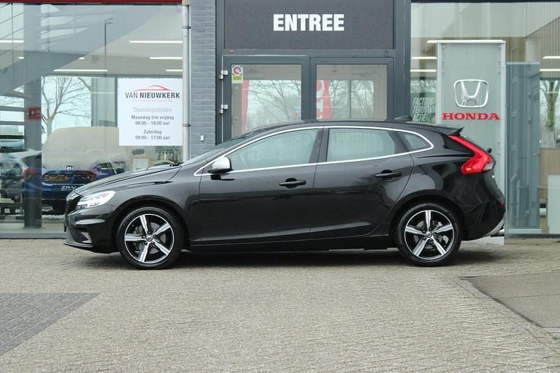 Occasion Volvo V40 Business Edition 191 PK (140 kW) 2018 Zwart (metallic) Hatchback